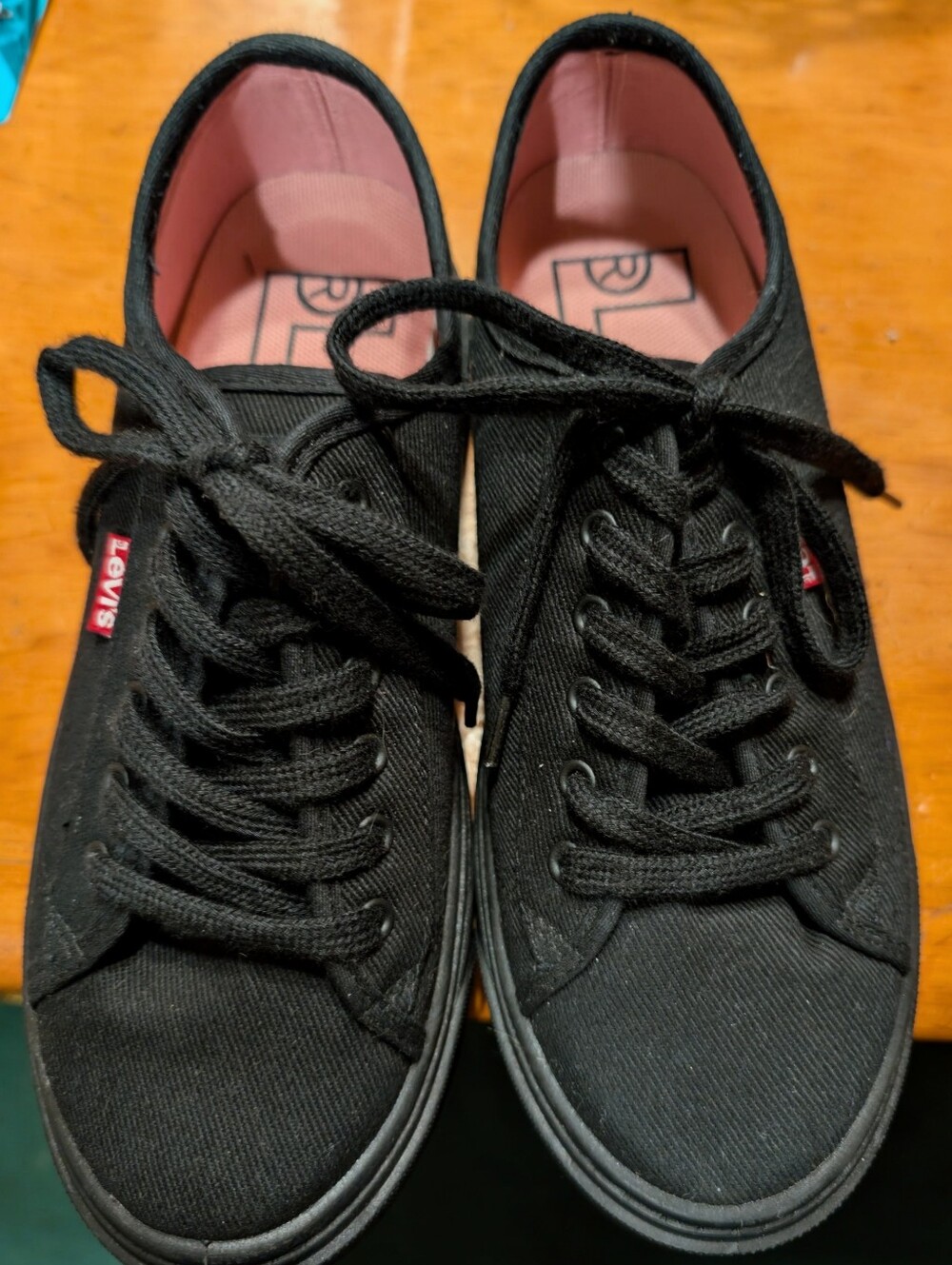 NWOT Levi's Black Canvas Low-Top Platform Sneakers with Pink Lining Size 7
